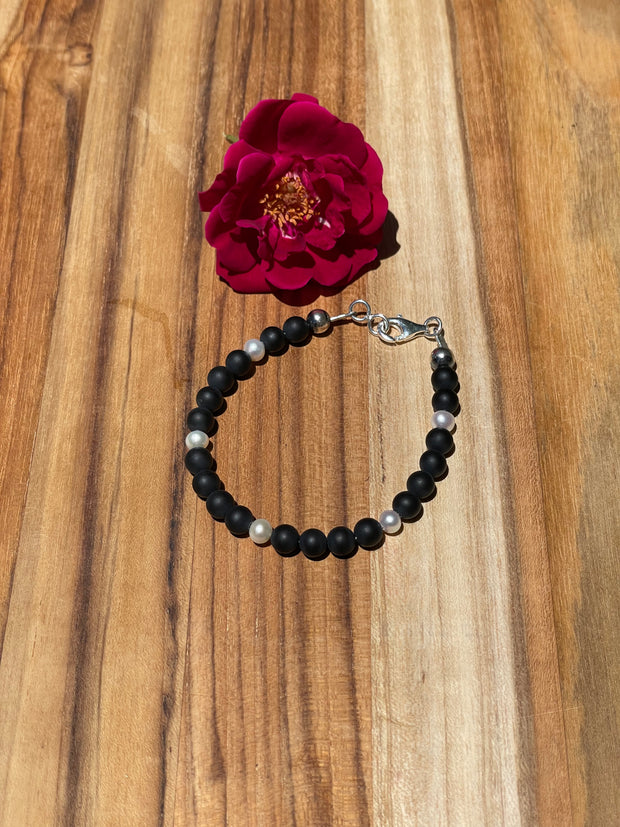 7.5 inch Matte Onyx Beads and Freshwater pearl Bracelet