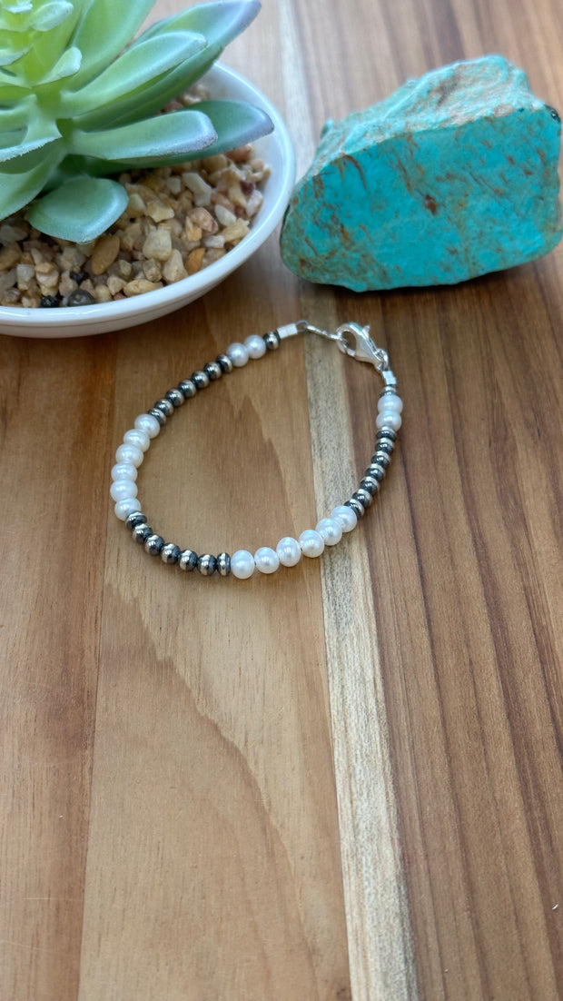 7.5 Inch "Navajo Style" Pearls and Freshwater Pearls Bracelet